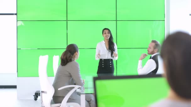 緑色の画面のビデオ壁との相互作用 若い女性で ビジネス チーム — ストック動画