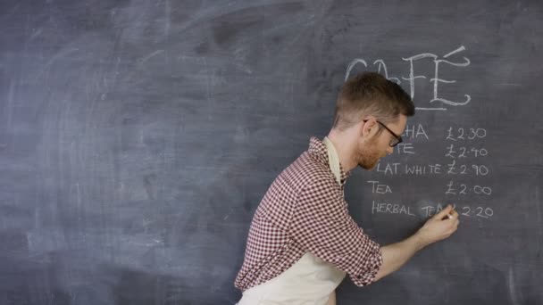 Portret Van Glimlachen Café Werknemer Dranken Menu Schoolbord Schrijven — Stockvideo