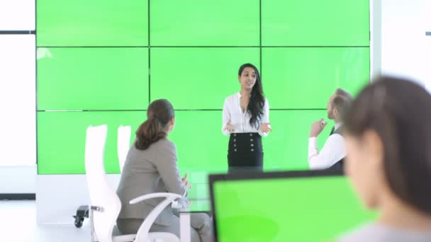 Genç Kadını Sunu Yeşil Ekran Video Duvar Ile Etkileşim — Stok video