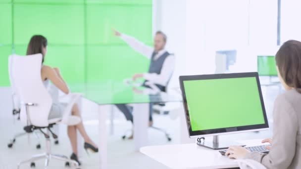 Business Team Nowoczesne Biuro Zielony Ekran Monitorów Wideo Ściany Komputer — Wideo stockowe