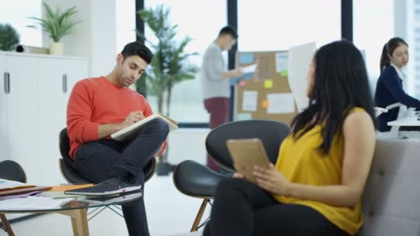 Jovem Equipe Negócios Casual Trabalhando Juntos Escritório Cidade — Vídeo de Stock