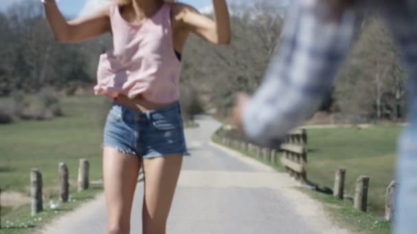 Hipster Freunde Auf Dem Land Beim Festival Oder Auf Einem — Stockvideo