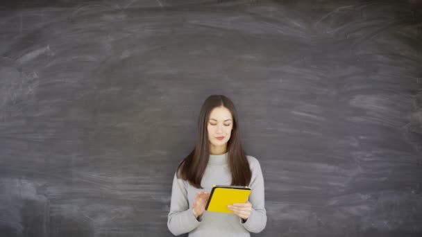 Retrato Mujer Sonriente Con Tableta Sobre Fondo Pizarra Blanco — Vídeos de Stock