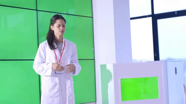 Asesor Servicio Médico Dando Presentación Interactuando Con Video Wall Pantalla — Vídeos de Stock