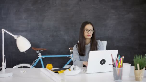 Doordachte Zakenvrouw Werken Bij Haar Bureau Creatieve Kantoor — Stockvideo