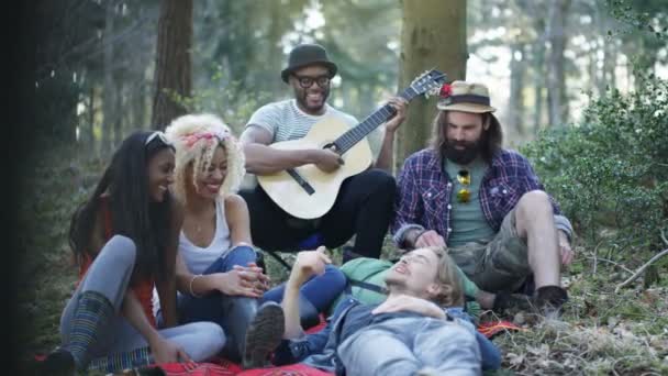 Glückliche Hipster Freunde Campieren Wald Spielen Gitarre Und Singen — Stockvideo