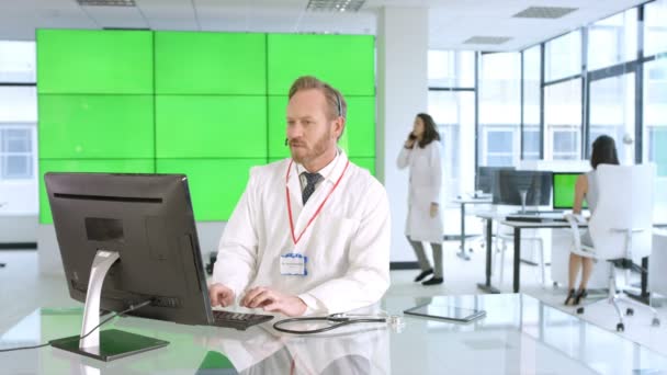 Медичного Працівника Надання Допомоги Пацієнтові Телефону Зелений Фон — стокове відео