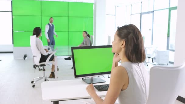 Equipo Negocios Trabajando Una Oficina Moderna Con Pantalla Verde — Vídeos de Stock