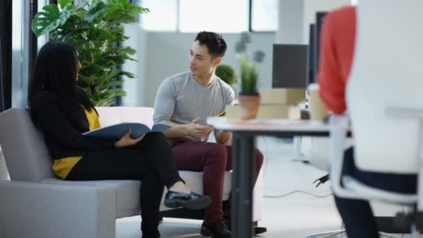 4K Groupe d'affaires occasionnel bavarder, travailler et regarder la vue depuis la fenêtre du bureau 
