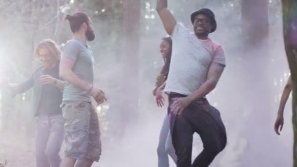 Happy Hipster Friends Music Festival Dancing Throwing Coloured Powder — Stock Video