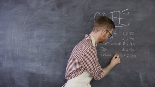 Portret Van Glimlachen Café Werknemer Dranken Menu Schoolbord Schrijven — Stockvideo