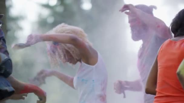 Счастливые Друзья Хипстеры Музыкальном Фестивале Танцы Бросание Цветного Порошка — стоковое видео
