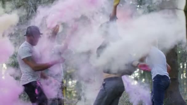 Felices Amigos Hipster Festival Música Bailando Lanzando Polvo Colores — Vídeo de stock