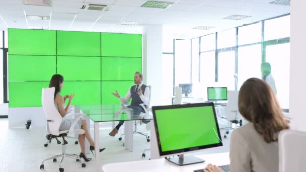 Equipe Negócios Escritório Moderno Tela Verde Parede Vídeo Monitores Computador — Vídeo de Stock