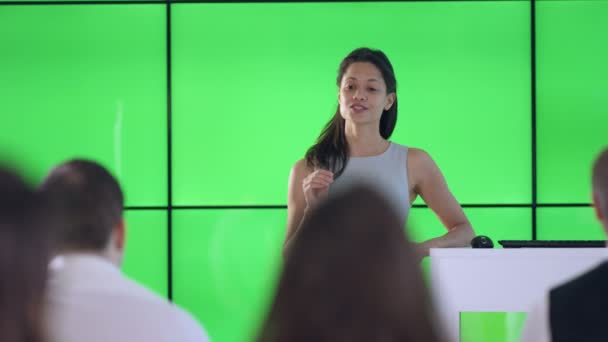 Joven Empresaria Dando Presentación Interactuando Con Pantalla Verde Video Wall — Vídeo de stock