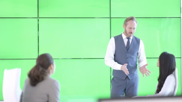 Business Team Ett Möte Man Interagerar Med Grön Skärmbakgrund — Stockvideo