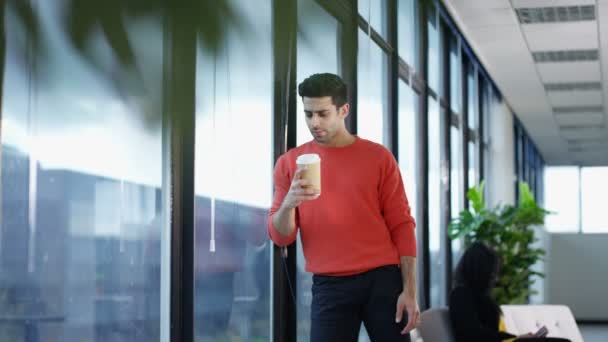 Casual Hombre Negocios Beber Café Mirando Vista Desde Ventana Oficina — Vídeos de Stock