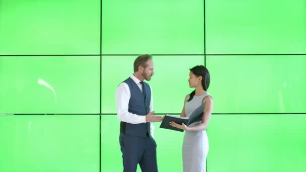 Hombre Mujer Negocios Discutiendo Papeleo Oficina Moderna Con Pantalla Verde — Vídeo de stock