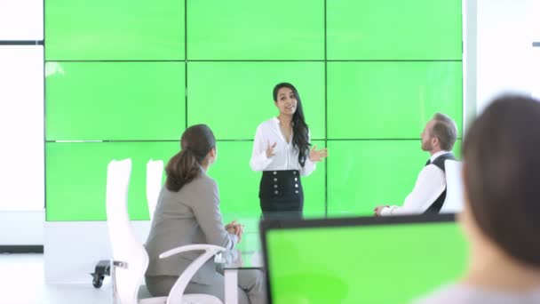 Corporate Business Team Meeting Green Screen Video Wall — Stock Video