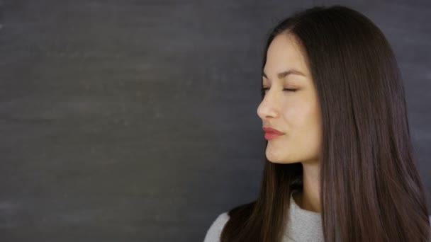 Close Portret Van Lachende Casual Vrouw Leeg Schoolbord Achtergrond — Stockvideo