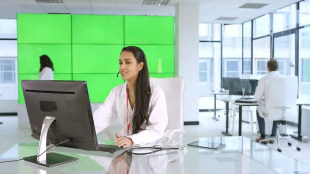 医疗保健工作者通过电话帮助病人 绿色背景 — 图库视频影像