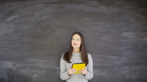 Vrolijke Peinzende Vrouw Met Tablet Leeg Schoolbord Achtergrond — Stockvideo