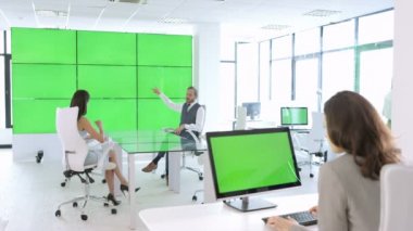 4 k iş takım modern ofis yeşil ekranda video duvar ve bilgisayar monitörleri