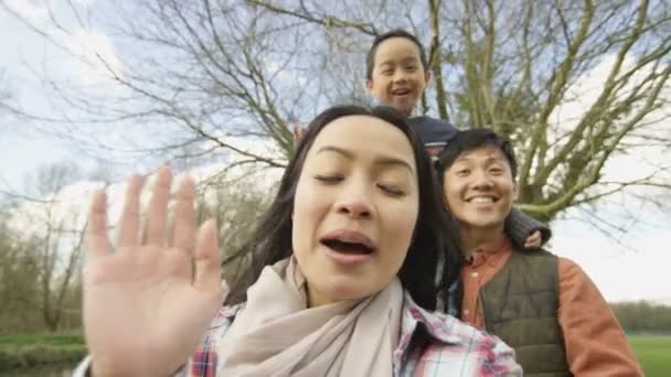Lycklig Ung Familj Ringer Videosamtal Medan Spendera Fritiden Utomhus — Stockvideo