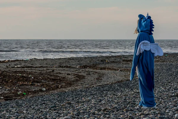 denizin kenarında elbiseli kız