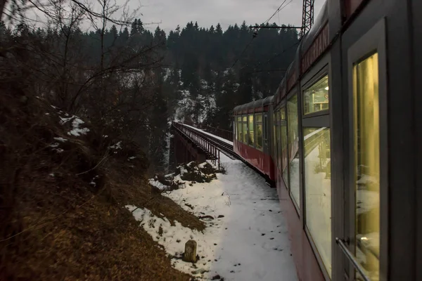 bir trende dağlarda karayoluyla yolculuk