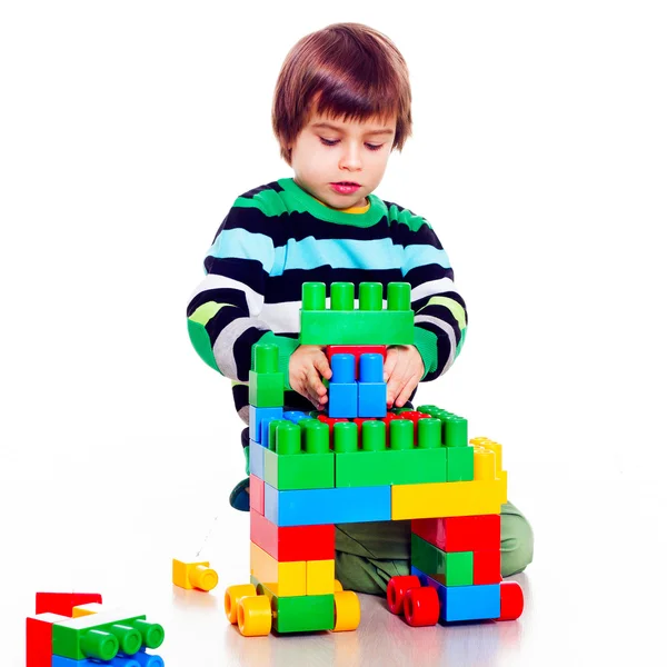 En liten pen gutt som leker Lego. – stockfoto