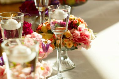 Düğün masaya çiçek ile güzel kompozisyon