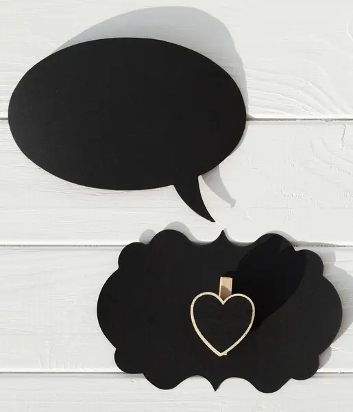 Black empty thought on the wooden table with heart. Valentine's — Stock Photo, Image