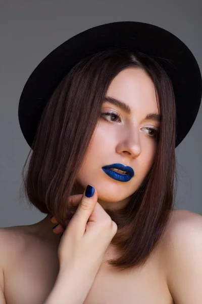 Retrato de una hermosa joven con labios azules y sombrero. Bea. — Foto de Stock