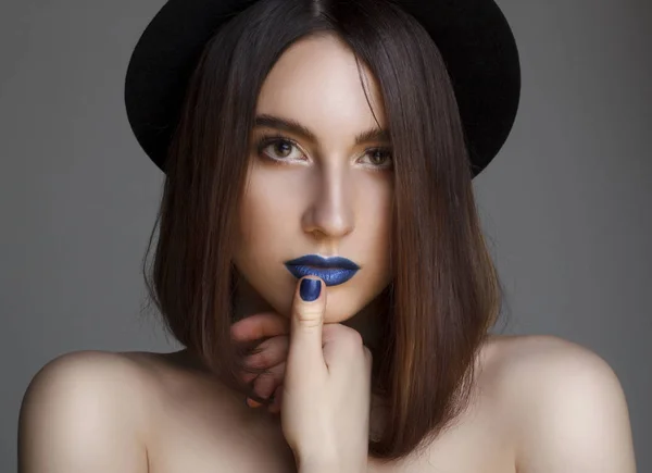 Retrato de una hermosa joven con labios azules y sombrero. Bea. — Foto de Stock