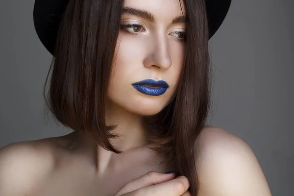 Portret van mooie jonge vrouw met blauwe lippen en in de hoed. BEA — Stockfoto