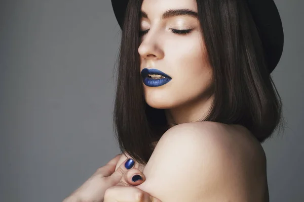 Portret van mooie jonge vrouw met blauwe lippen en in de hoed. BEA — Stockfoto