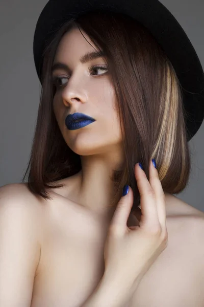 Portrét krásné mladé ženy s modré rty a v klobouku. Bea — Stock fotografie