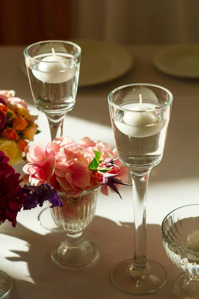 Mooie compositie met bloemen op tafel bruiloft — Stockfoto