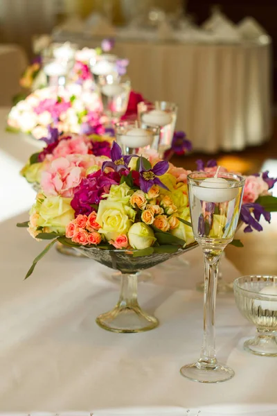 美丽的组成与婚礼桌上花 — 图库照片