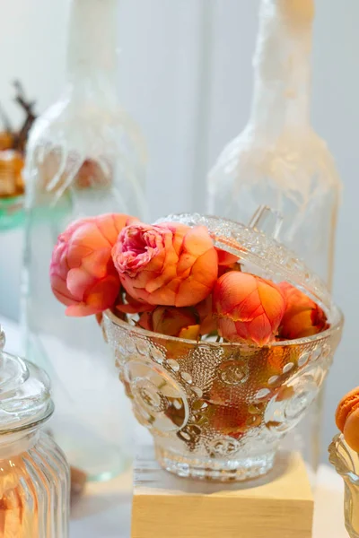 Schöne Komposition mit Blumen auf dem Hochzeitstisch — Stockfoto