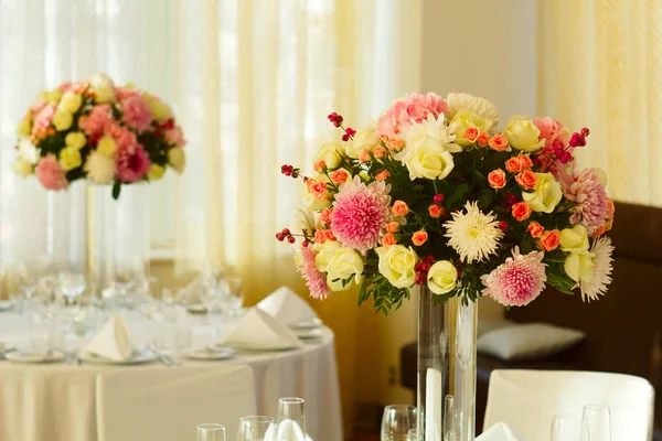 Schöne Komposition mit Blumen auf dem Hochzeitstisch — Stockfoto