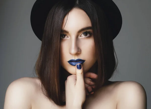 Porträt einer schönen jungen Frau mit blauen Lippen und Hut. bea — Stockfoto