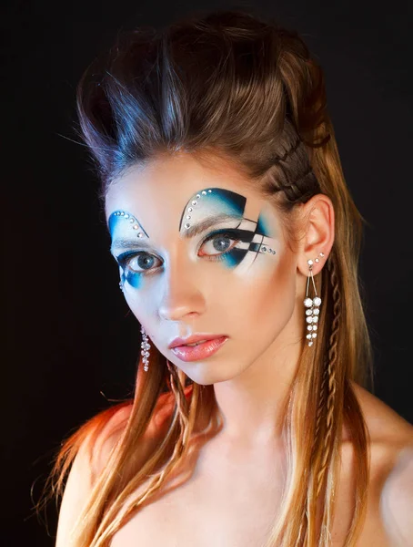 Portret van de schoonheid van een jong meisje met helder blauwe make-up. Art bea — Stockfoto