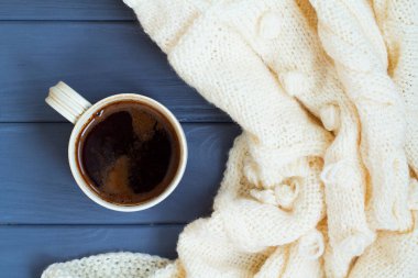 Sade kahve fincan, beyaz ekose, gri ahşap backgro üzerinde örme