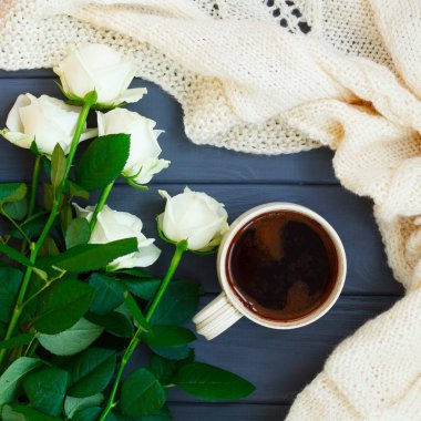 Sade kahve fincan, tuhafiye beyaz ekose ve dar üzerinde beyaz güller