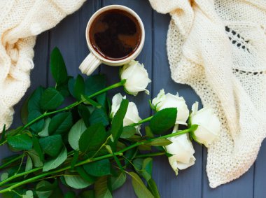 Sade kahve fincan, tuhafiye beyaz ekose ve dar üzerinde beyaz güller