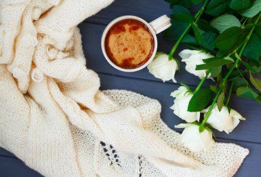 Siyah kahve süt veya krema, beyaz ile örme şal ve 