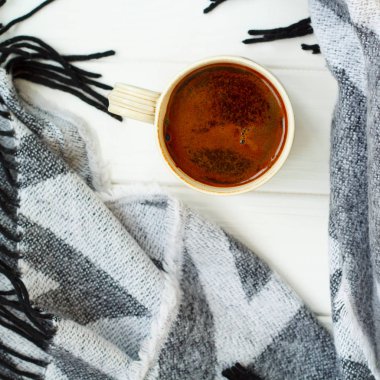 Sade kahve fincan, beyaz ekose, üzerinde beyaz ahşap backgr örme