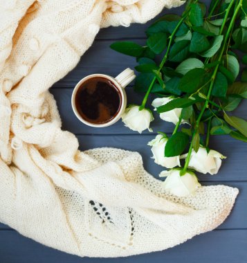 Sade kahve fincan, tuhafiye beyaz ekose ve dar üzerinde beyaz güller